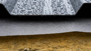 Folia czy membrana pod blachę dachową - Co wybrać i dlaczego?