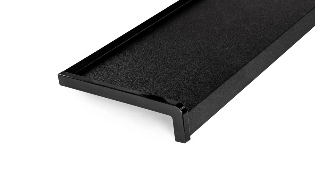 parapet z blachy w kolorze czarnym