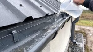 Montaż rynny do blachy trapezowej krok po kroku